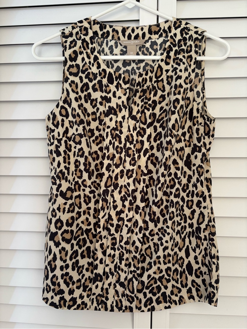 Banana Republic Sleeveless Leopard Print Pleated Front Blouse